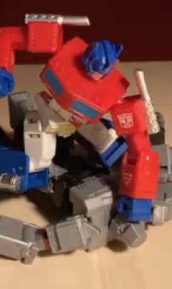 Optimus Prime beats up Megatron, the burger is too eye-catching